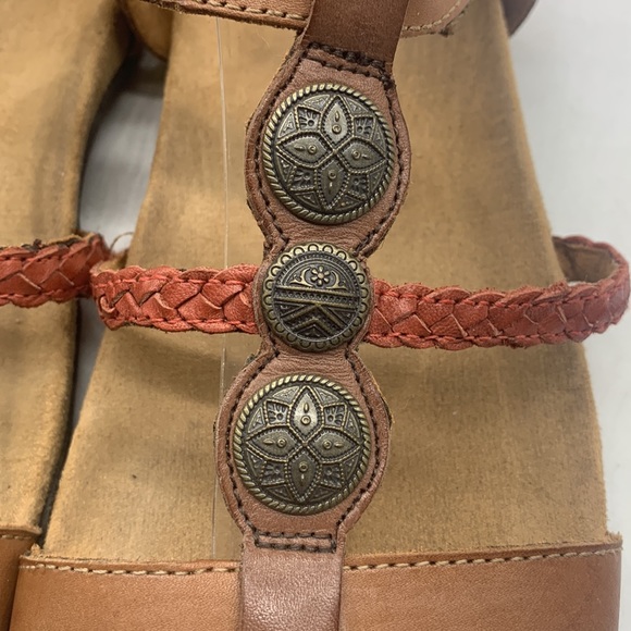Minnetonka Tan Red Braided 3 Metal medallion Sandals Size 9 Model 70810. MCS3732 - Picture 2 of 8